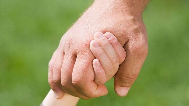 Şi-a luat fiica în braţe şi a încercat să traverseze strada. Într-o clipă ceva şocant s-a petrecut