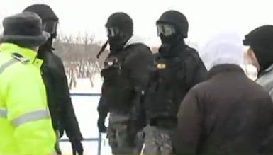 Şoferii, în scandal cu poliţiştii că au închis DN2. Au intervenit şi mascaţii 