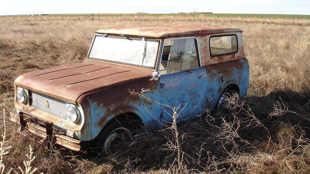  A vrut să-și recondiţioneze maşina şi când a dat jos tabla a avut un şoc! Ce a găsit acolo