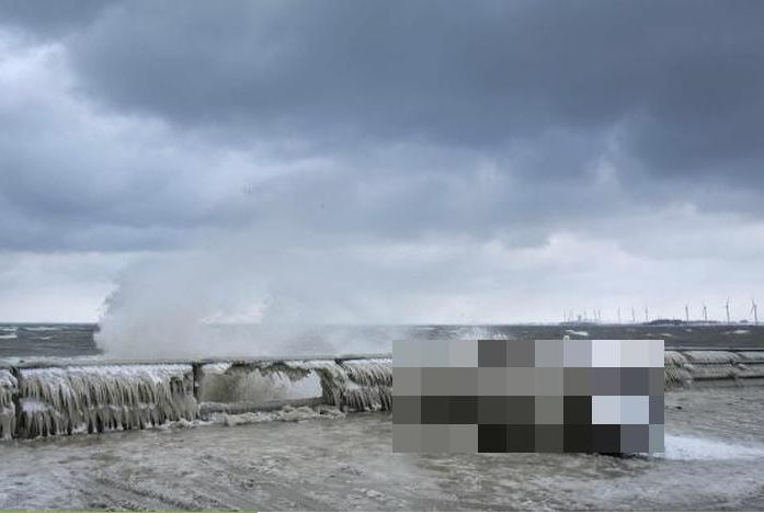 Ce s-a întâmplat când și-a parcat mașina pe malul lacului la minus 20 de grade - IMAGINI IREALE