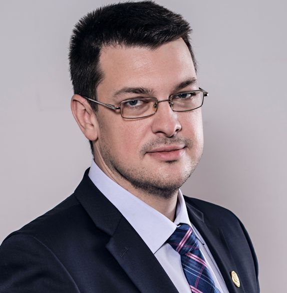 Un deputat PNL, petiţie pentru dărâmarea gardului din jurul Palatului Parlamentului. Ce motiv are