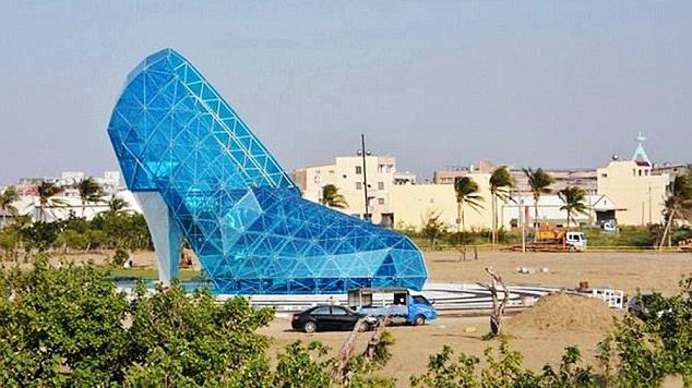 Această clădire este, de fapt, o biserică. Explicaţia pentru forma ei este neaşteptată