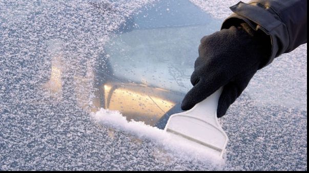Cum dezgheţi şi dezabureşti mai repede geamurile de la maşină?