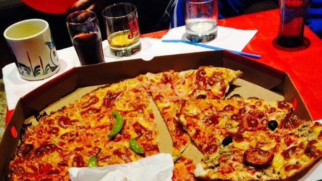 Descoperire dezgustătoare făcută de o tânără din Arad. Ce a găsit în pizza comandată