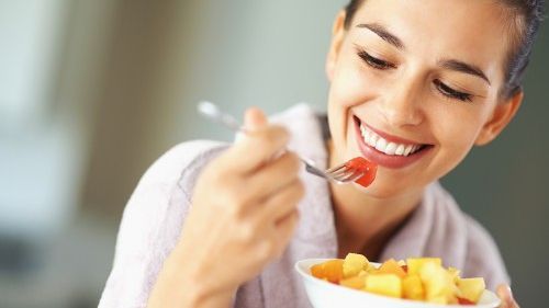 Îţi vine să mănânci continuu, la orice oră? Iată ce trebuie să faci ca să scapi de pofte