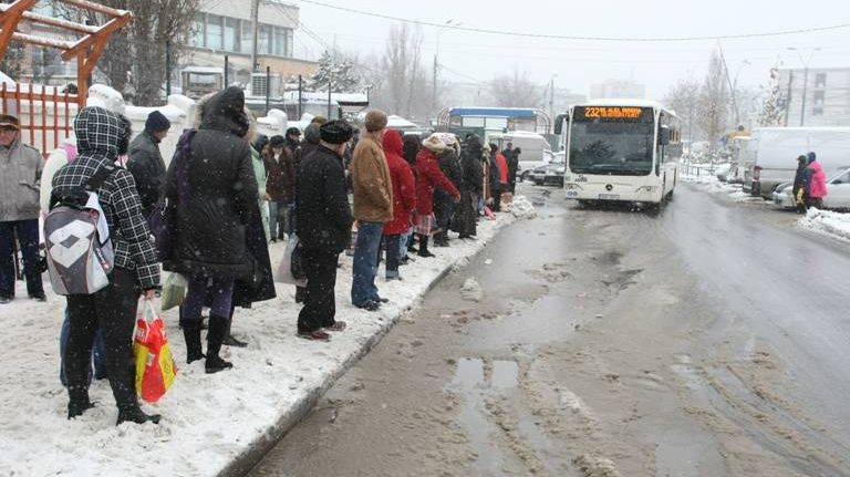 Întârzieri de aproape 19 ore pe liniile RATB, din cauza şoferilor care au parcat neregulamentar