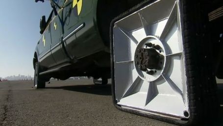 Experiment inedit. Aţi merge vreodată cu o maşină cu roţile pătrate?