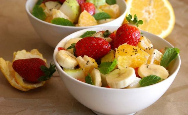Aşa faci cea mai bună salată de fructe. Un singur ingredient face diferenţa! 