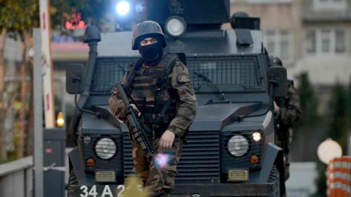 10 morți într-un atac sinucigaș cu bombă atribuit ISIS, în inima Istanbulului