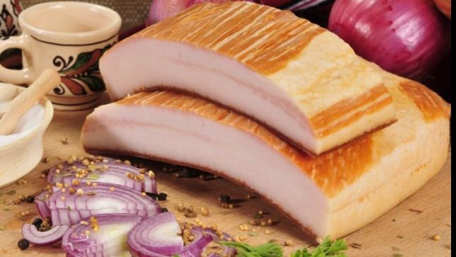Ce se întâmplă după ce mâncăm slănină cu ceapă. Ce au constatat nutriţioniştii 