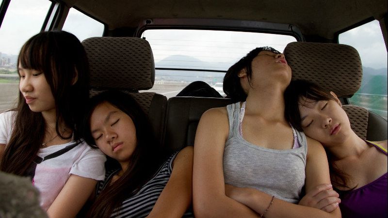 Adormi des în mașină sau în avion? Care este motivul