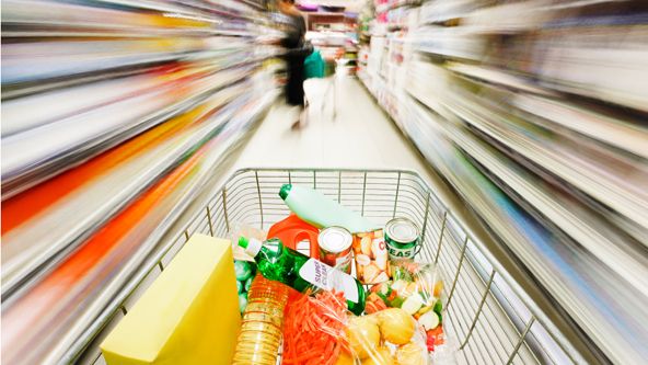 Şeful unui supermarket din Arad susţine că a fost obligat să spele carne expirată cu detergent 