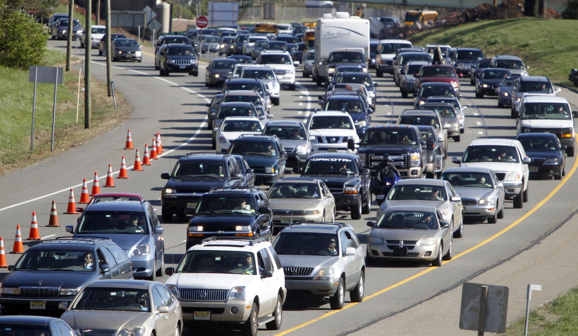 Băieţel de 3 ani, cu maşinuţa de jucărie pe autostradă. Poliţiştii au fost şocaţi
