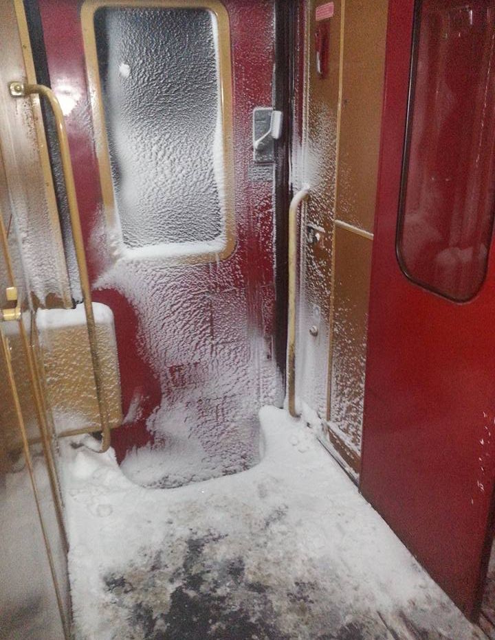 Imagini incredibile din tren. Vagon îngheţat, zăpadă în interiorul trenului. Replica CFR, ireală