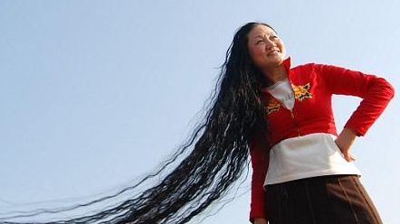 Aceasta este femeia cu cel mai lung păr din lume. Cât măsoară podoaba sa capilară