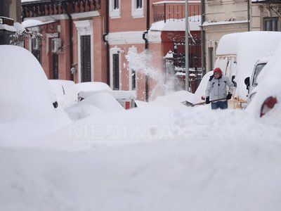 Imaginea sezonului. Cum a fost surprinsă o tânără care deszăpezea pe trotuar. Detalii în articol 