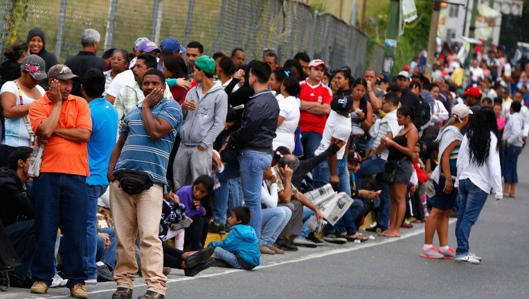 Stare de urgență economică în Venezuela. Oamenii se calcă în picioare la cozi