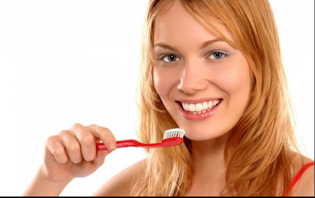 Ce se întâmplă dacă adaugi o picătură de zeamă de lămâie în pasta de dinţi