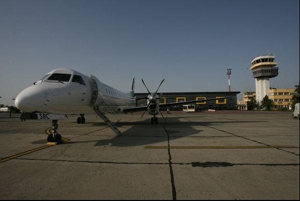 Un român a bătut o stewardesă și a forțat aterizarea unui avion. Acum e bun de plată. Motivul?