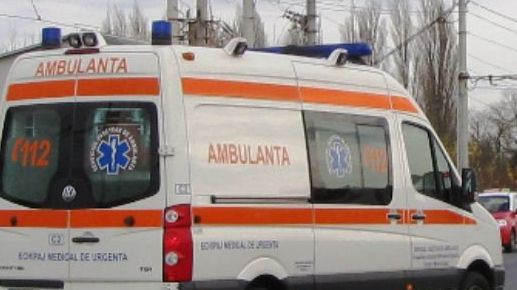 Accident între o ambulanţă şi o dubiţă de marfă. Două persoane au fost rănite
