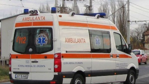 O ambulanţă, implicată într-un accident în timpul unei misiuni. De vină, un şofer "nerăbdător"