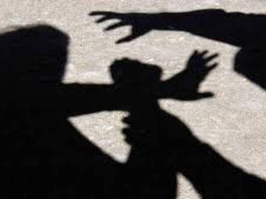 Şi-a bătut iubita cu pumnii şi picioarele în autobuz. Martorii, îngroziţi de rugămintea femeii
