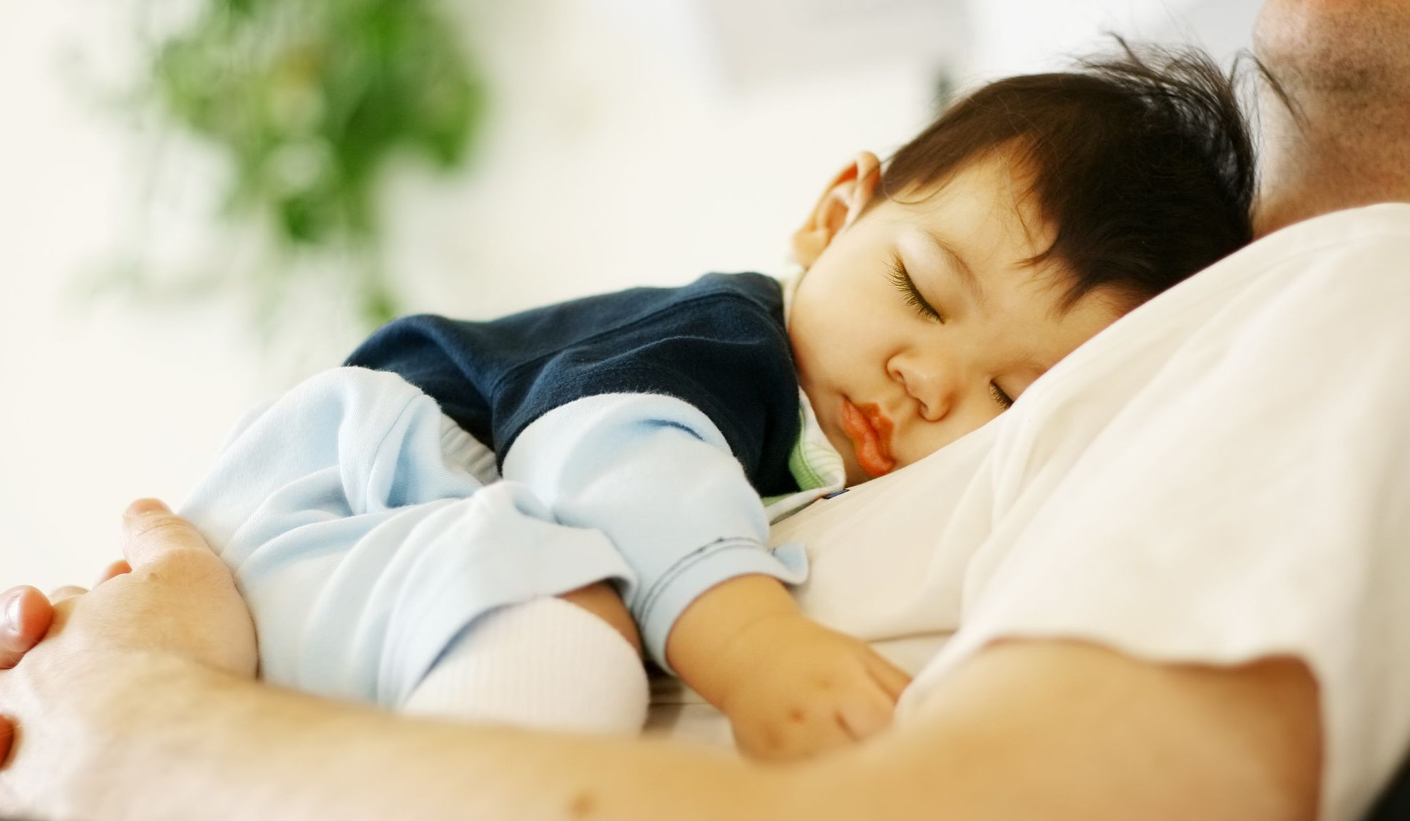 Se schimbă legea, pentru taţi. Ar putea beneficia de 10 zile de concediu paternal