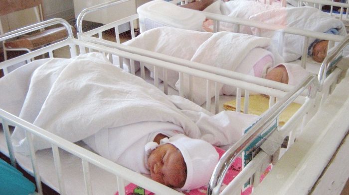 Sediul Maternităţii Fălticeni, vândut unui lanţ de supermarketuri. "Încă nu s-a găsit o soluţie"