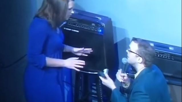 A cerut-o în căsătorie pe iubita lui, în fața publicului. Reacția ei i-a șocat pe toți