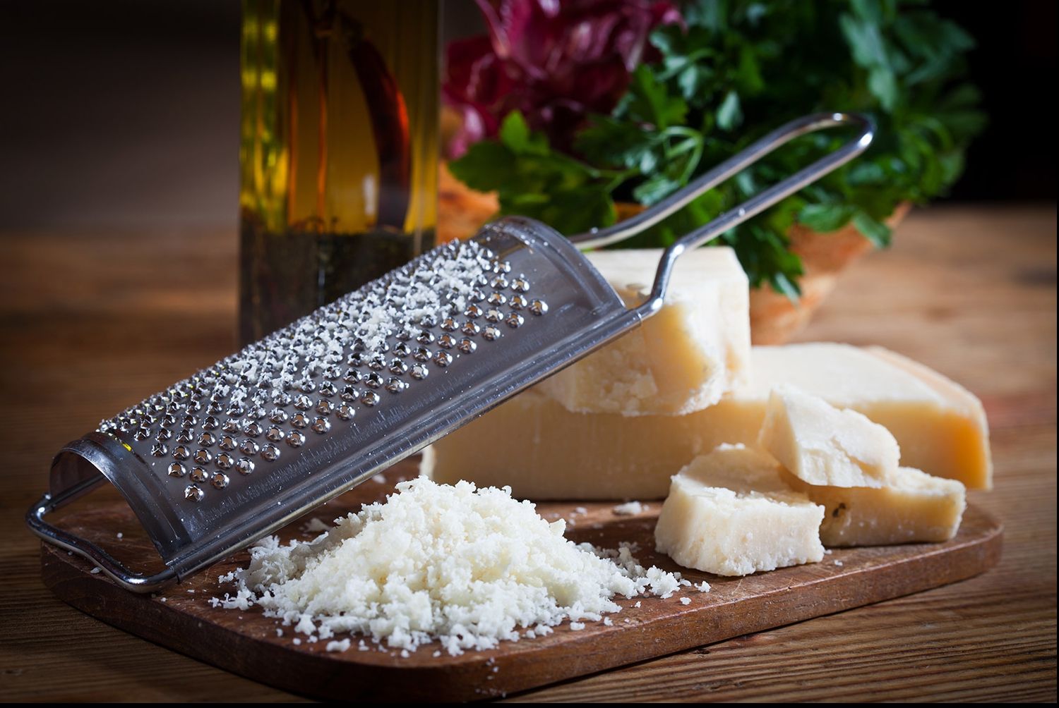 Obișnuiești să razi parmezan peste mâncare? Oprește-te acum! Trebuie să știi asta neapărat