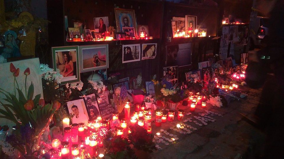 Patru luni de la tragedia din Colectiv: comemorare emoţionantă în faţa clubului