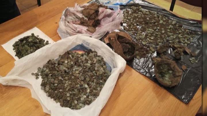 Comoară descoperită în Dâmbovița! Cum au găsit doi tineri 6.000 de monede din argint 