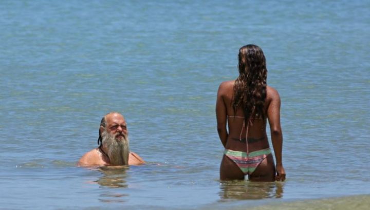 Lumea care venise la plajă a încremenit când i-a văzut! De ce umblă cu el. Răspunsul neașteptat