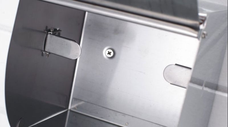 A vrut să monteze un dulap nou în baie, dar când l-a deschis pe cel vechi a înlemnit. Ce era în el