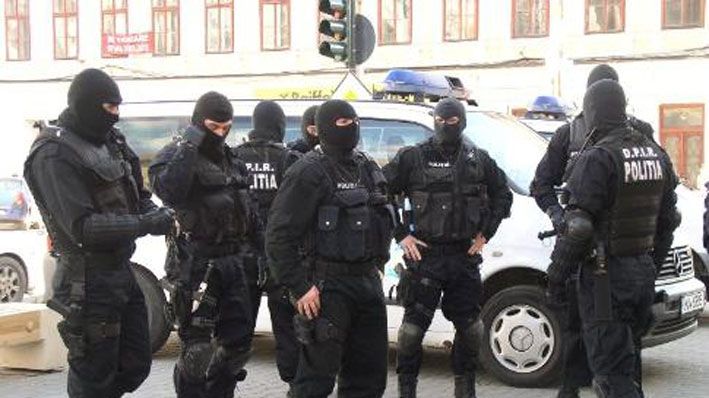 DIICOT a trimis în judecată 14 persoane acuzate de clonarea unor carduri bancare  