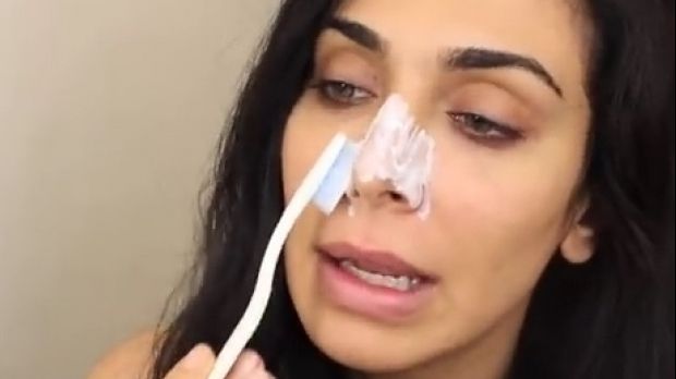 A amestecat zahăr cu bicarbonat și s-a uns pe nas. Rezultatele au apărut după doar 10 minute