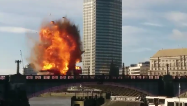 Panică la Londra, după explozia controlată a unui autobuz. Jackie Chan, implicat. Ce s-a întâmplat