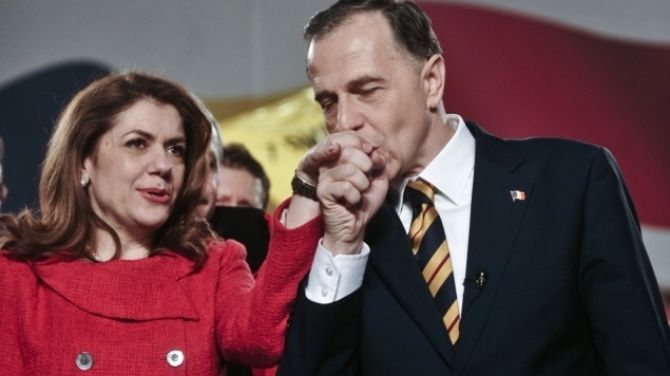 Mircea Geoană, gafă de Ziua Îndrăgostiţilor. Cui a urat "La mulţi ani!"