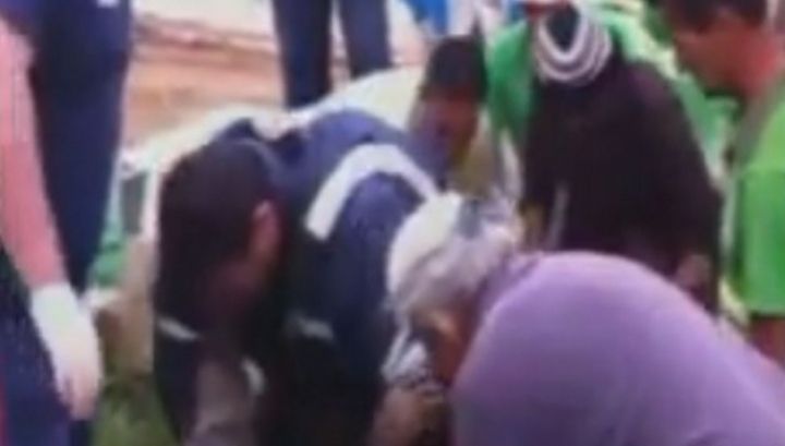 Imagini șocante în timpul unei înmormântări. Mulţimea a început să urle de spaimă