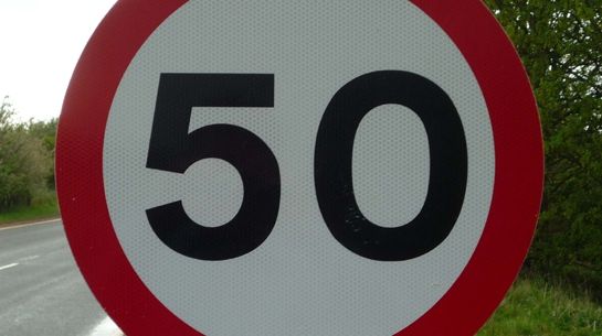 Atenție! Limita legală de viteză scade pe un drum național. Cauza: prea multe accidente