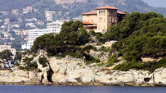 Un român beat, arestat în curtea Palatului Regal din Mallorca. Ce a făcut bărbatul