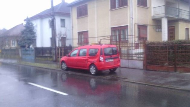 Şi-a parcat maşina în faţa casei, dar când s-a întors a avut un şoc.Acum cere ajutorul internauţilor