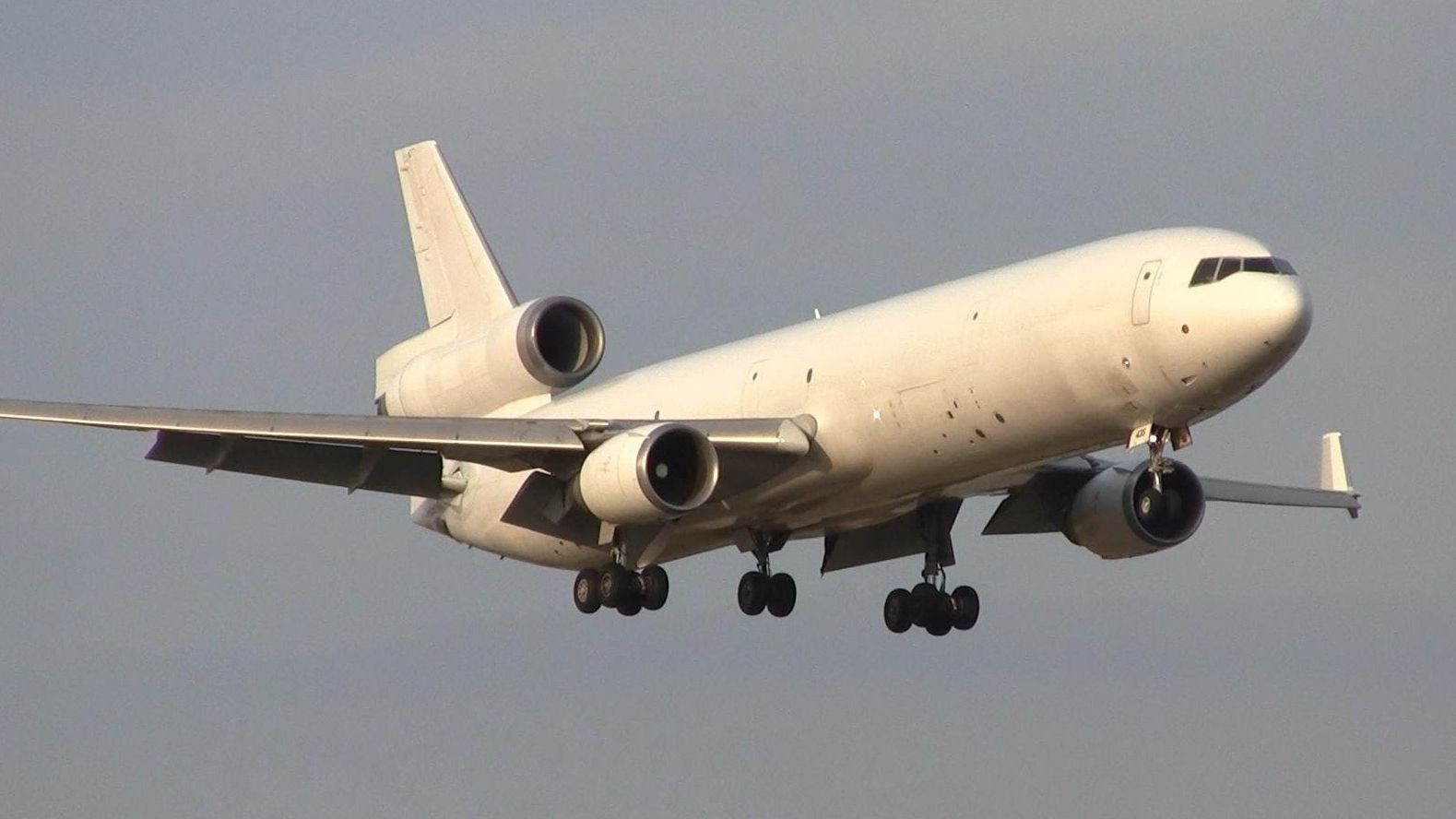 La un pas de tragedie. Ce se întâmplă când o dronă loveşte un avion Airbus care aterizează