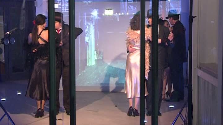 Protest artistic în faţa teatrului Notarra, din lipsă de sediu