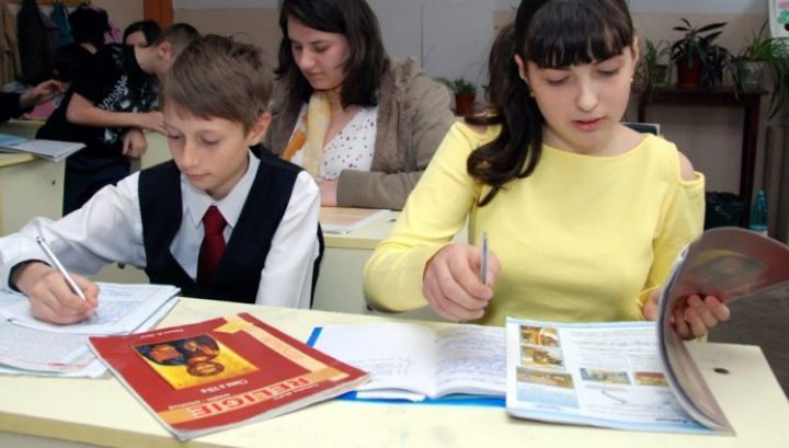 Anchetă: profesorul care le-a prezentat elevilor un film despre avort, considerat nevinovat 