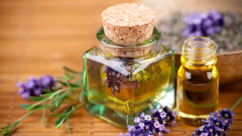 Cum să-ţi faci singură parfum, la tine acasă. Cea mai simplă reţetă
