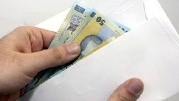 A găsit pe jos un plic în care se aflau bani şi o factură. Ce a făcut apoi depăşeşte imaginaţia