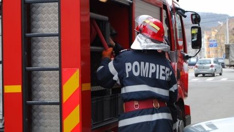 O maşină a luat foc în mers, pe o şosea din Bucureşti. Pompierii au intervenit cu două autospeciale