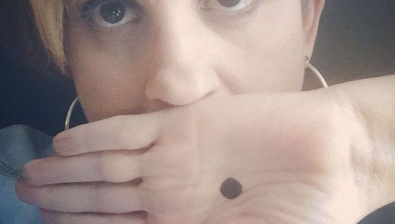 Sună la poliţie dacă observi că în palma cuiva se află desenat un punct negru