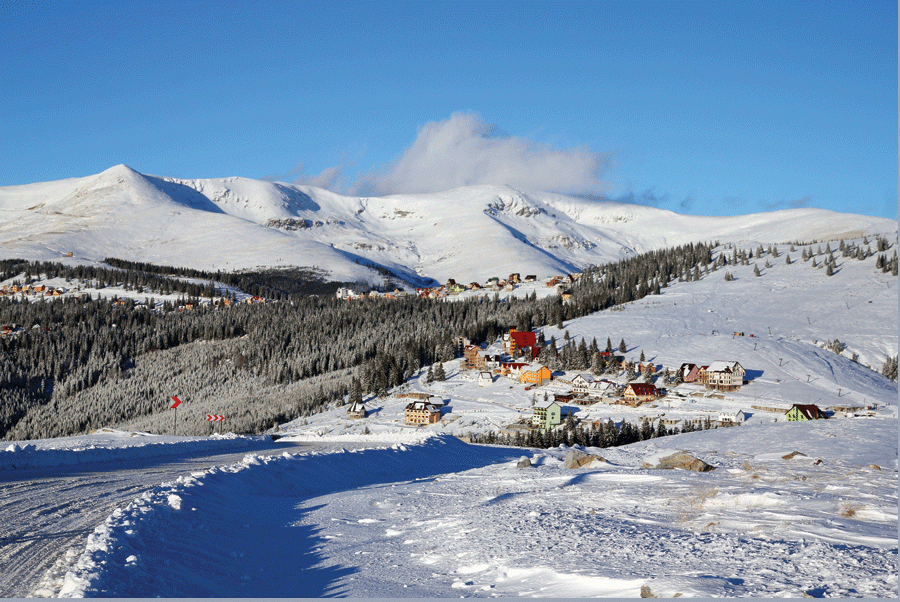 Turiști înzăpeziți pe Transalpina. În autoturism se află 3 persoane, între care un copil